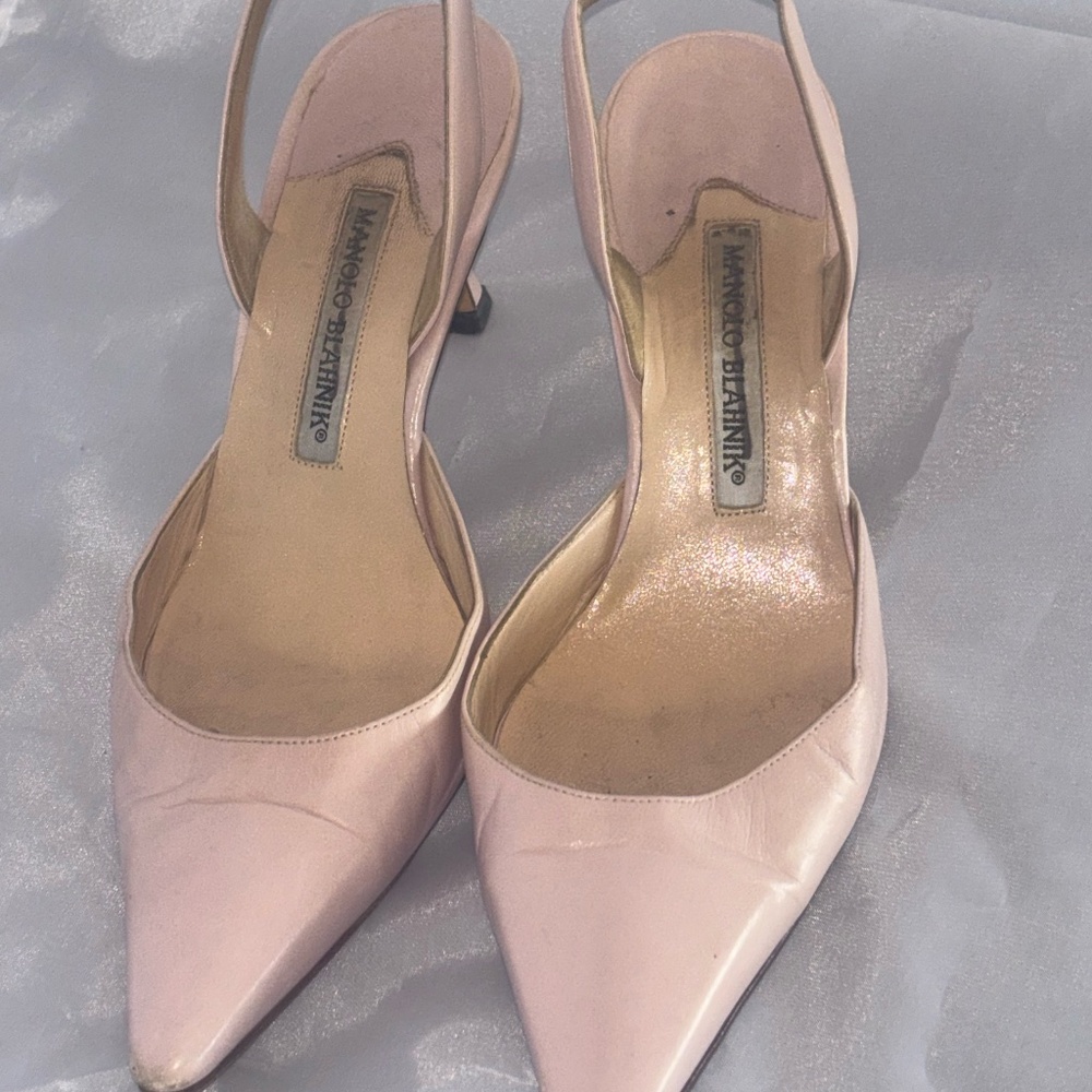 MANOLO BLAHNIK  size 7  soft pink leather
